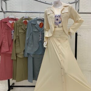 طقم جاكيت وتنورة بجيوب وأزرار بيج سادة