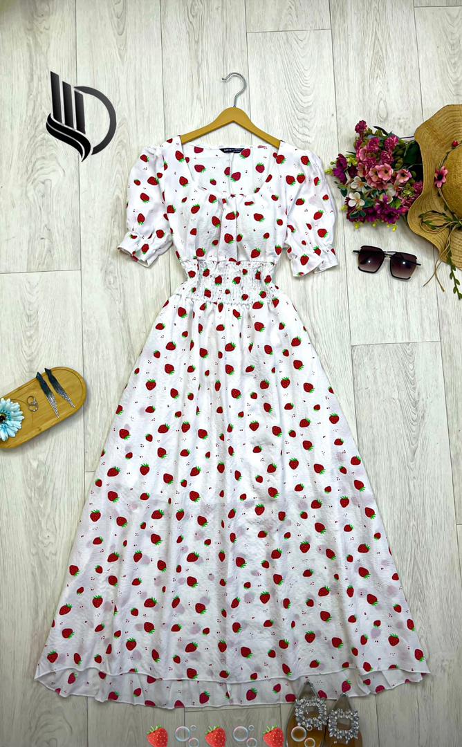 فستان ميدي أبيض بخصر مطاطي ونقشة فراولة