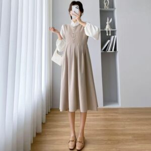 فستان ميدي أبيض بياقة V وتصميم بليسيه