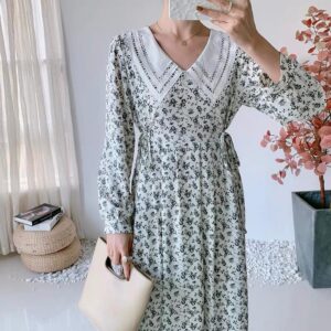 فستان ميدي أبيض بنقشة زهور سوداء وياقة دانتيل