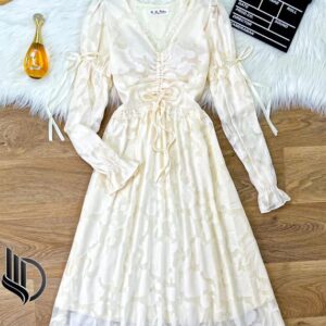 فستان طويل بيج بياقة V وتصميم بليسيه