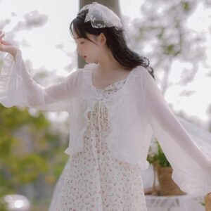 طقم فستان مشجر أبيض وجاكيت شيفون أبيض بكشكش