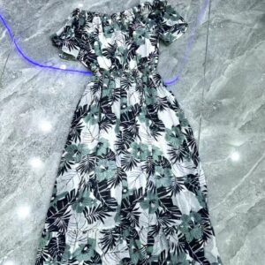 فستان ميدي أبيض بكتف مكشوف ونقشة أوراق شجر خضراء وسوداء