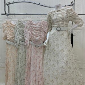 فستان طويل بكسرات على الصدر ونقشة أوراق شجر بيج