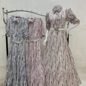 فستان طويل بياقة قميص ونقشة خطوط رفيعة بني