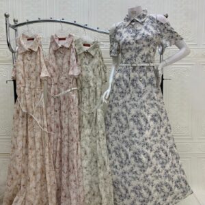 فستان طويل بياقة قميص وكتف مكشوف ونقشة زهور كحلي وبيج