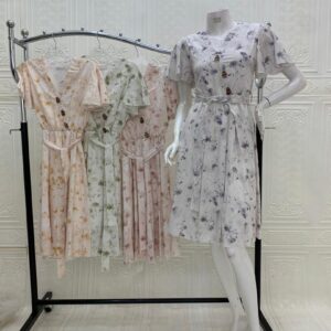 فستان ميدي أبيض بياقة V ونقشة زهور بنفسجية