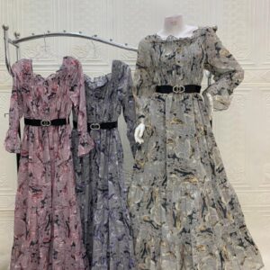 فستان طويل بخصر مطاطي وكشكشة ونقشة تجريدية رمادية