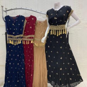 فستان طويل بتطريز ذهبي وشرّابات أسود