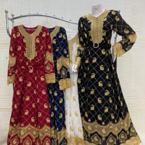 عباءة مطرزة بالذهبي بنقشة بيزلي أسود