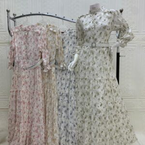 فستان طويل بياقة عالية ونقشة أوراق شجر خضراء وبيج