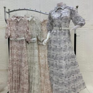 فستان طويل بياقة قميص ونقشة خطوط رفيعة رمادية