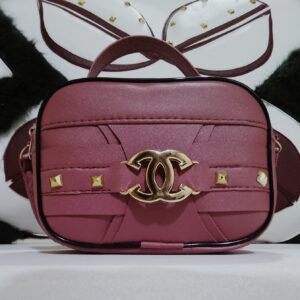 شنطة كروس بودي نسائية شتوية بتصميم فاخر ولمسة فراء ناعم