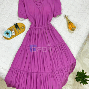 فستان بنفسجي أنيق بطبقات واسعة وأكمام منفوخة