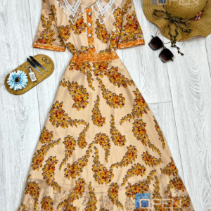 فستان نسائي صيفي بطبعة ورود أنيقة – تصميم كلاسيكي بياقة دانتيل وأزرار أمامية