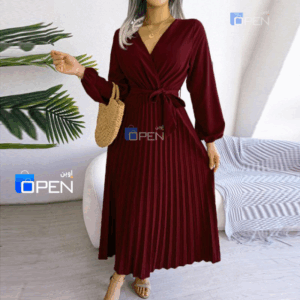 فستان نسائي طويل بأكمام طويلة – تصميم لف بخصر مربوط وتنورة بليسيه – لون خمري أنيق