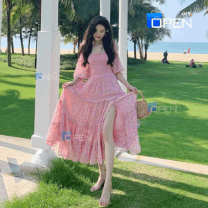 فستان وردي صيفي مطبع بأكمام منفوشة وشق جانبي أنيق