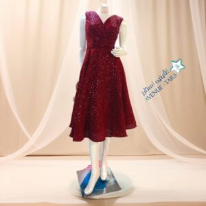 فستان سهرة قصير لامع بلون أحمر خمري – تصميم أنيق بدون أكمام