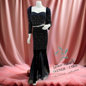 فستان سهرة طويل أسود مرصع بحبيبات لامعة – تصميم فاخر مع حزام كريستال