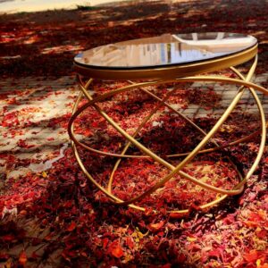 طاولة بتصميم هندسي فاخر – قاعدة ذهبية وزجاج برونزي عاكس