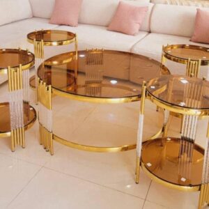 طقم طاولات ملكي – تصميم فاخر بزجاج عنبري وإطار ذهبي (5 قطع للمجالس والمنازل والفنادق)