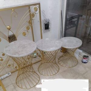 طقم طاولات خدمه ووسط بتصميم فاخر من الرخام والحديد الذهبي