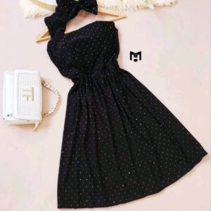 فستان قصير أسود بربطة عنق أنثوية ونقشة منقطة ناعمة