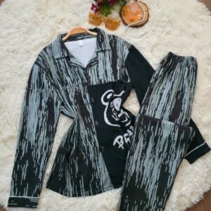 بيجاما نسائية بطبعة عصرية وخطوط خشبية – مريحة وأنيقة