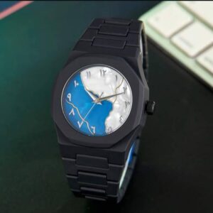 ساعة كربون أنيقة بتصميم رخامي وأرقام عربية