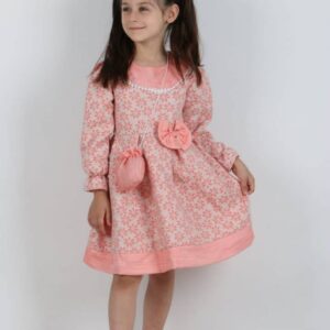 فستان بناتي وردي مزهر بأكمام طويلة مع حقيبتين إكسسوار – تصميم أنيق للمناسبات