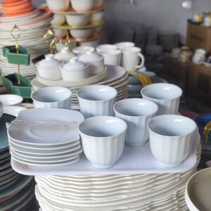 طقم اكواب مكون من 13 قطعه 6 اكواب سيراميك 6 سياسر صحن تقديم