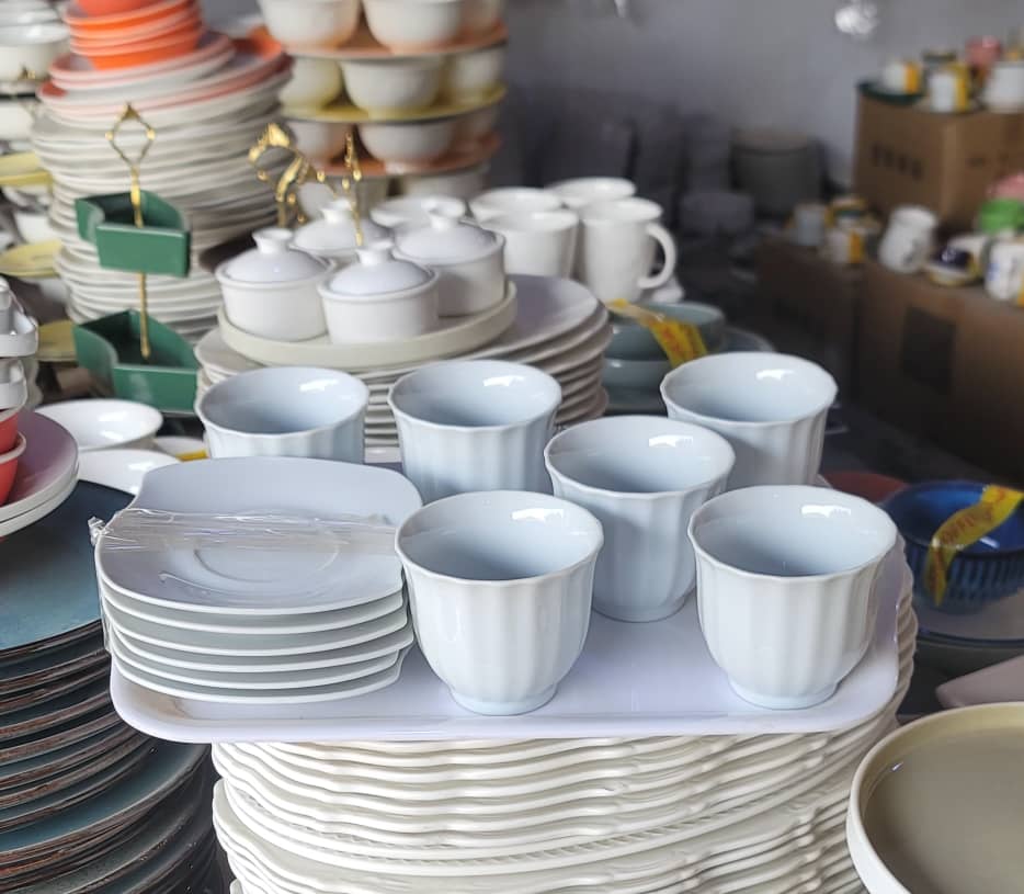 طقم اكواب مكون من 13 قطعه 6 اكواب سيراميك 6 سياسر صحن تقديم