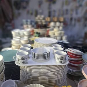 طقم اقلاص مكون من 6 فناجين مع 6 سياسر مع صحن تقديم ميلامين