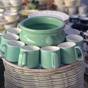 الطقم الملكي 12 قطعة الفنجان مع مطيبه سيراميك كبيره لتقديم الشوكلاته وغيره مع صحن تقديم ميلامين