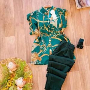 طقم نسائي أنيق ومريح يتكون من شميز مشجر بفتحة أمامية وأزرار وبنطلون طويل مع حزام وجيب مخفي ألوان جذابة تلفت الأنظار