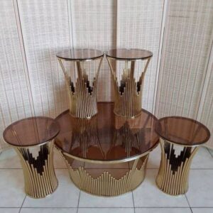 طقم طاولات فاخر بتصميم ذهبي وزجاج فوميه عصري – 5 قطع