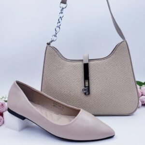 طقم نسائي كامل – حذاء وحقيبة بتصميم راقٍ موحّد اللون