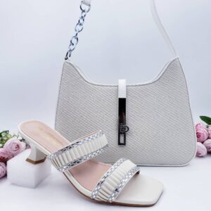 طقم نسائي كامل – حذاء وحقيبة بتصميم راقٍ موحّد اللون