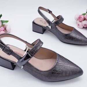 صندل ماري جين بكعب عريض من الجلد