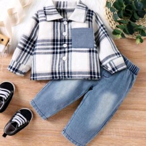 طقم ولادي للعيد قميص مخطط وجينز أزرق. مقاس: ١٨ - ٢٤ شهر.
