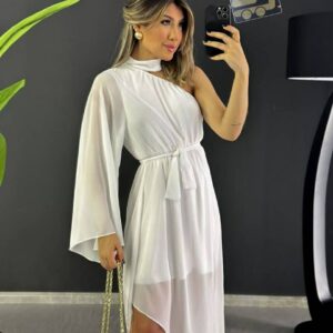 فستان نسائي راقي بتصميم أكتاف واحدة وأكمام شفافة مع ذيل غير متماثل، يمنحك إطلالة ساحرة ومميزة.
