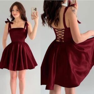 فستان شبابي قصير قصة صدر مربعة على حمالات رفيعة بربطات فيونكة