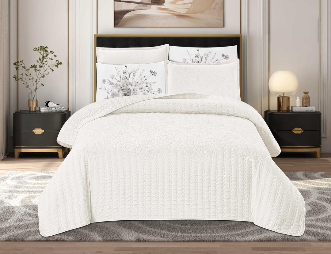 لحاف عـرائـسي مضغوط قطني ذو الوجهين المختلفين محبو معبئ حشو وسط لا منفوخ ولا مضغوط ثقيل يعتبر لحاف كل الفصول الخامه ممتازه جدا عمليه قويه درجه اولئ