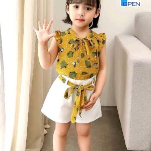 طقم بناتي أنيق من أحدث صيحات الموضة