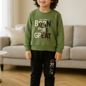 طقم مكون من بلوزة مطبوعة “BORN TO BE GREAT” مع بنطلون رياضي أنيق